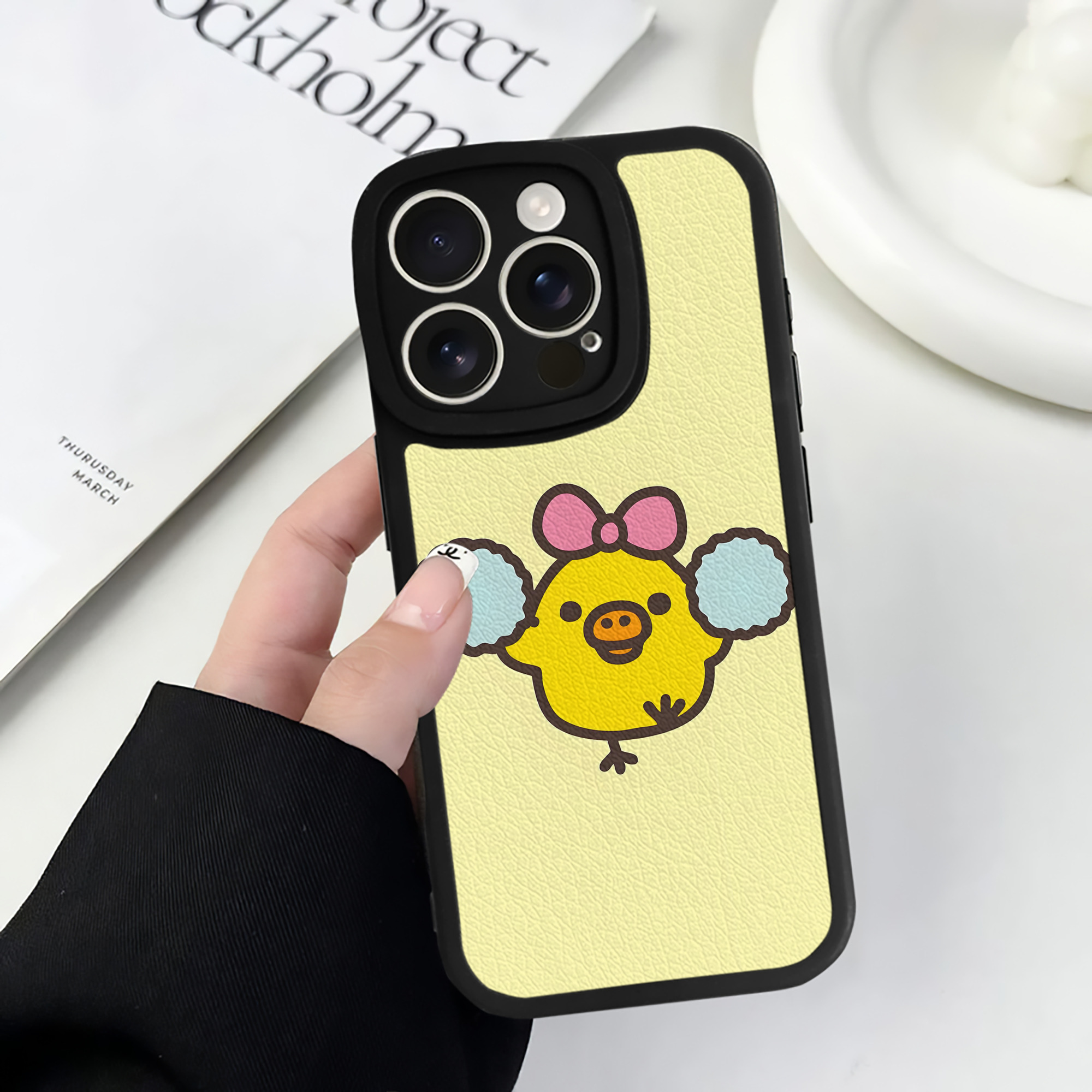 （画像用） リラックマ リラックマ キイロイトリ Rilakkuma Korilakkuma Kiiroitori 【iPhone 16シリーズ対応】シリコンスマホケース（レザー調） 材質：シリコン